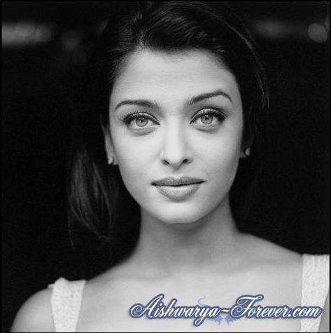 Aishwarya Rai Pictures, Aishwarya Rai Photo, Aishwarya Rai Bachchan, Aishwarya Rai, White Picture, Black And White Portraits, Classic Beauty, Fashion Pictures, Types Of Fashion Styles