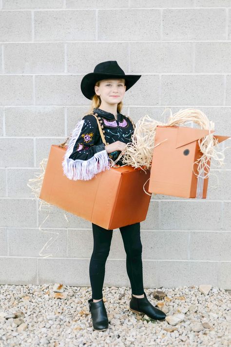 Cowgirl Costume Diy, Costumes Faciles, Western Costume, Easy Halloween Costume, Black Cowboy Hat, Easy Diy Costumes, Baby Kostüm, Cowboy Costume, Western Costumes