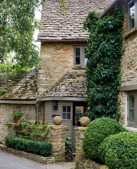 James Mackie's 17th-century Cotswold cottage | House & Garden Sophie Ashby, Somerset Cottage, Small Front Garden Ideas, Cotswold House, 17th Century House, Cotswold Cottage, English Country Cottages, Small Front Gardens, Interior Design History