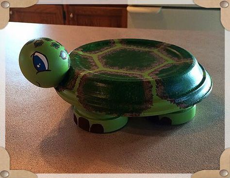 A cute little turtle made from clay pots and saucers. Garden Diy Decoration Ideas, Painted Flower Pot, Clay Pot Projects, Flower Pot People, Clay Pot People, Pot People, Flower Pot Art, Terra Cotta Pot Crafts, Painted Clay Pots