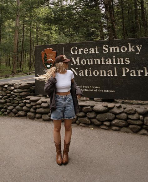 nature, hiking, spring outfit, summer outfit, denim shorts, cowboy boots, simple hair, low ponytail, candid photo, minimalist outfit Cowboy Boots Summer Outfit, Cabin Outfit, Tennessee Outfits, Fall Hike, Granola Girl Aesthetic, Colorado Outfits, Mountain Outfit, Camping Aesthetic, Trip Outfits