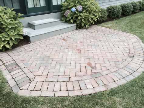 Rounded Patio Design, Rounded Brick Patio, Round Brick Patio Ideas, Small Brick Patio Ideas, White Pebble Garden, Circle Driveway Landscaping, Small Brick Patio, Tropical Backyard Landscaping, Unique Outdoor Spaces