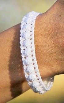 armbandje Diy Crochet Bracelet, Beginner Haken, Crochet Jewlery, Bracelet Crochet, Confection Au Crochet, Crochet Jewelry Patterns, Crochet Bracelet, Crochet Diy, A Bracelet