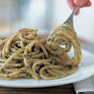 Bucatini with Pesto -   Williams -Sonoma's pesto recipes are perfecto! Bucatini Recipes, William Sonoma Recipes, Bucatini Pasta, No Cooking, Pesto Recipe, Pesto Sauce, Pesto Pasta, Savory Recipes, Main Courses