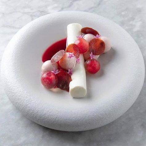 Gastronomische Desserts, Raspberry Jelly, Beaux Desserts, Gourmet Food Plating, Fine Dining Desserts, Michelin Star Food, Taiwan Food, Bistro Food, Dessert Plating