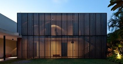 Modscape on Instagram: “Architectural appreciation // Delicate timber screens at the Gower St residence in Colombo, Sri Lanka by Kerry Hill Architects regulate…” Kerry Hill Architects, Sarah Sadeq Architects, Kerry Hill, Architect Logo, Modern Properties, Famous Architects, Residential House, Architecture Exterior, Facade Design