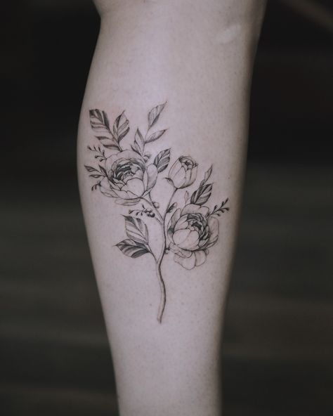 JAKE BERRY | TATTOO ARTIST on Instagram: “Love this side of calf placement! (Swipe to see)” Side Calf Tattoo, Berry Tattoo, Gray Flower, Calf Tattoo, My Buddy, Artist On Instagram, Black And Grey Tattoos, Black And Gray, Tattoo On