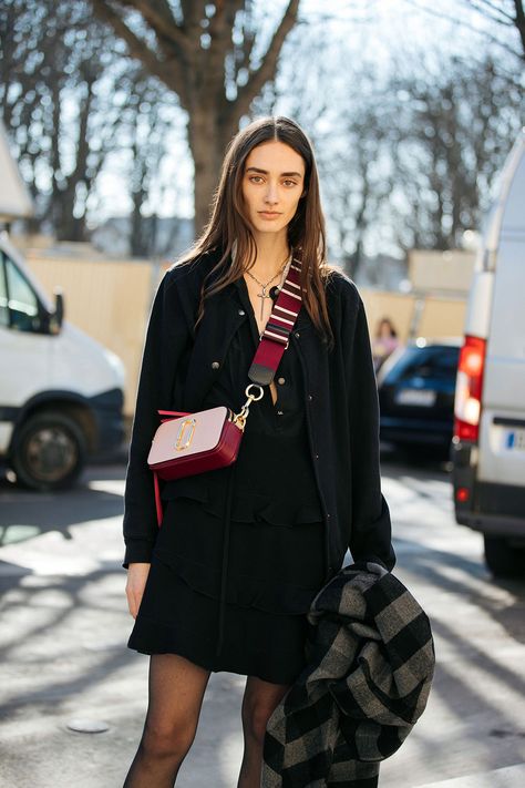 Bag Street Style, Marc Jacobs Snapshot Bag, Snapshot Bag, Street Outfits, Street Style Bags, Mum Fashion, It Bag, Model Street Style, Streetwear Aesthetic