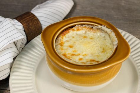 Love that French onion soup you get at restaurants like Applebees?  Now you can make your very own French onion soup with this copycat Applebee's French onion soup recipe! Applebee's French Onion Soup Recipe, Cheesy Croutons, Ramekin Recipe, Onion Soup Recipe, French Onion Soup Recipe, Soup Appetizers, Onion Soup Recipes, Breakfast And Brunch, Copycat Restaurant Recipes