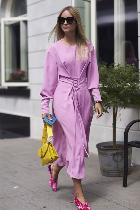 Платье+бархатная обувь лодочки The Best Street Style from New York Fashion Week Street Style Spring 2018 Street Style New York, Sewing Dress, Walking Down The Street, New York Fashion Week Street Style, Yellow Handbag, Spring Street Style, Street Style Inspiration, Mode Inspo, Fashion Weeks