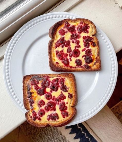 Raspberry Yogurt Toast - Taylor Likes Low Cal Bread, Yogurt Toast, Spiced Cashews, Dessert Restaurants, Raspberry Yogurt, Dinner Restaurants, Easy Cinnamon, Brunch Spots, Low Carb Bread