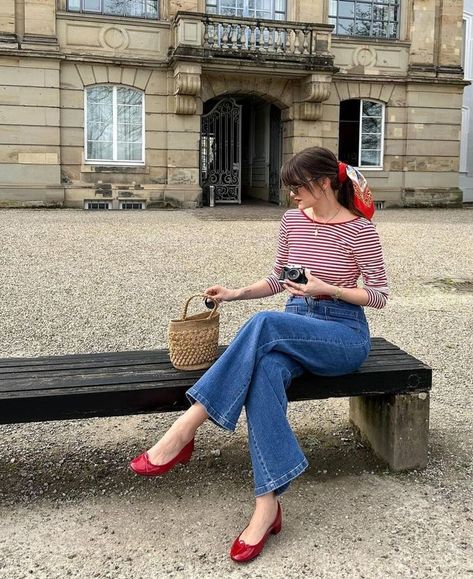 Red Striped Top Outfit, Parisian Chic Outfits, Red Shoes Outfit, Style Parisian Chic, French Outfits, Parisienne Style, Outfits Con Jeans, Style Parisienne, Parisienne Chic