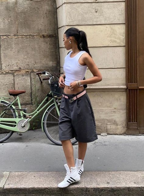 tomiraa on instagram Jorts Outfit, Outfit Denim, Streetwear Summer, Streetwear Fashion Women, Rock A, 가을 패션, Streetwear Outfits, Summer Look, Street Style Outfit