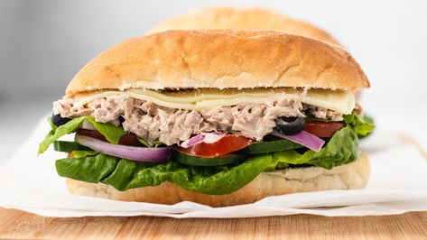 Fans of Subway's tuna sandwich can rejoice - thanks to this copycat recipe, you can make the fishy favorite right at home. Subway Tuna, Tuna Sandwich Recipe, Tuna Sandwich Recipes, How To Make Tuna, Subway Sandwich, Sandwich Bar, Tuna Sandwich, Sandwich Ingredients, Onion Relish