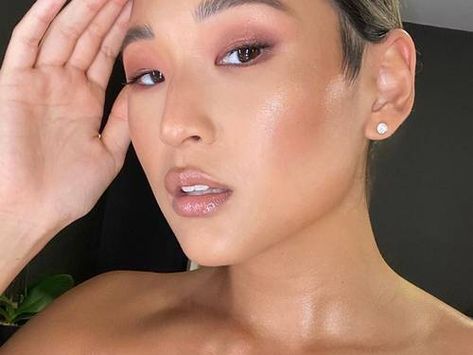 The 13 Best Dewy Foundations for Glowy, Hydrated Skin | Who What Wear Glossier Perfecting Skin Tint, Dewy Face, Dewy Foundation, Dewy Makeup Look, Dewy Makeup, Hydrated Skin, Celebrity Makeup Artist, Dewy Skin, Glowy Skin