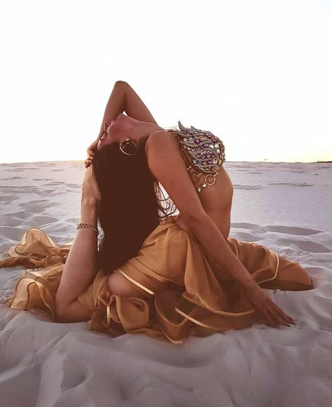 Belly Dance Aesthetic, Belly Dance Aesthetic Wallpaper, Belly Dancing Poses, Belly Dancer Wallpapers, Arabian Dance, Bellydance Photoshoot, Dancer Aesthetic, Dubai Fashionista, Desert Belly Dance