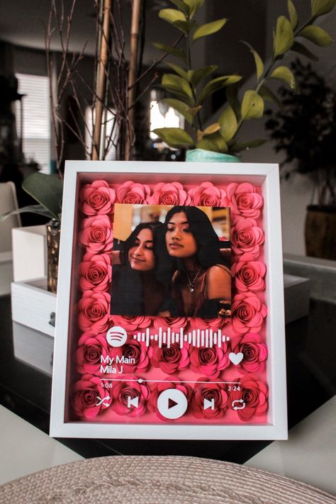 spotify flower box, spotify plaque Creative Gifts For Boyfriend Diy, Boyfriends Birthday Ideas, Cute Anniversary Gifts, Birthday Presents For Friends, Diy Best Friend Gifts, Diy Birthday Gifts For Friends, Creative Gifts For Boyfriend, Birthday Keepsakes