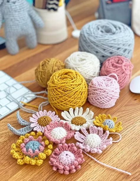 Crochet Chamomile & Sage Workshop with mYak Fibers - CrochetObjet Art Au Crochet, Hantverk Diy, Beau Crochet, Crochet Mignon, Confection Au Crochet, Fleur Design, Crochet Daisy, Knitted Flowers, Cloth Flowers