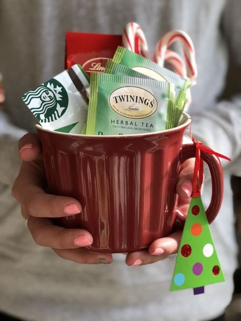 Christmas Decor Ideas End Table, Tea Teacher Gift, Tea Set Gift Basket Ideas, Christmas Tea Gifts, Christmas Coffee Gifts Ideas, Christmas Tea Gift Ideas, Tea Gift Box Ideas Diy, Christmas Gifts In A Mug, Tea Christmas Gifts