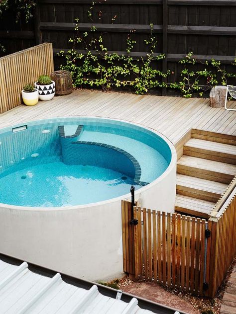 this above-ground plunge pool in a central courtyard that was constructed from a concrete water tank. (via The Design Files) Deck Piscina, Decking Area, Small Swimming Pools, Tank Pool, Round Pool, Cool Swimming Pools, Small Pool Design, Small Pools, Outdoor Spa