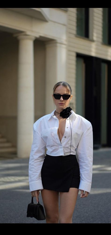 Choker Outfit, Stylish Street Style, Parisian Look, Model Outfit, Dressy Outfits, Looks Style, Street Style Outfit, Black Skirt, Outfits Casuales