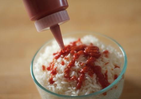 How to Make Homemade Sriracha Siracha Recipes, Sriracha Recipe, Sriracha Sauce Recipe, Homemade Sriracha, Sriracha Recipes, Gluten Free Fish, Marinade Sauce, Sriracha Sauce, Food Drinks Dessert