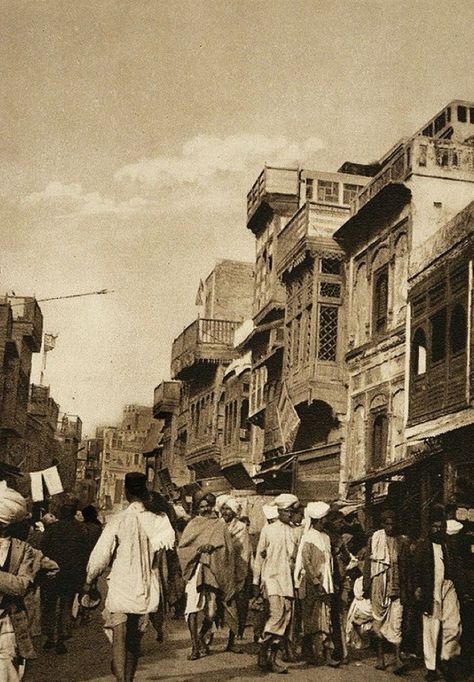 Pakistan. Lahore. 1947. Old Lahore, Pakistani Architecture, Pakistan Tourism, Pakistan Art, History Of Pakistan, Pakistan Travel, Busy Street, History Of India, Vintage India