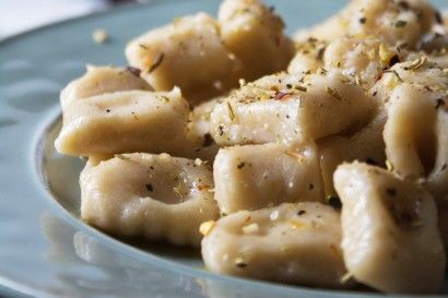 Ready in 30 minutes, this vegan protein-packed White Bean Gnocchi is the perfect weeknight meal.  Replacing the potatoes with beans is a healthier alternative and cuts down on cooking time. White Bean Gnocchi, Bean Gnocchi, Migraine Diet, Clean Vegan, Vegan Eats, Delicious Vegetables, Best Vegan Recipes, Frugal Meals, Vegan Pasta