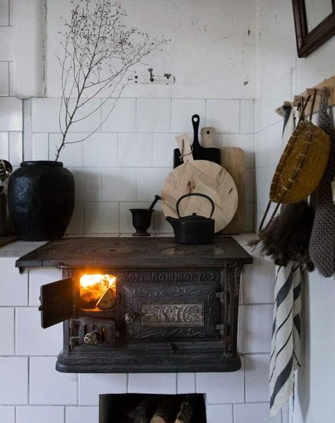 Norwegian Kitchen, My Scandinavian Home, Scandinavian Farmhouse, Country Cottage Kitchen, Swedish Cottage, Cottage Interior, Cottage Kitchen, Scandinavian Home, Cozy Cottage