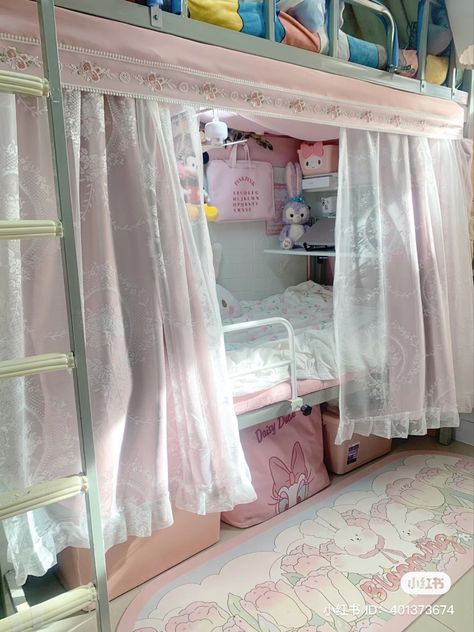 Cute Room Ideas Bunk Beds, Chinese Dorm Room, Chinese Dorm Room Aesthetic, Kawaii Bunk Beds, Bunk Bed Aesthetic, Kawaii Bunk Bed, Coquette Bunk Bed, Dorm Curtains, Bunk Bed Decorating Ideas