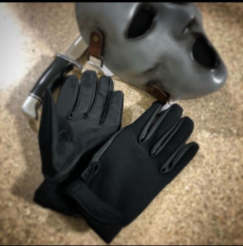 Thanks to @thecbstudio on instagram these are the screen accurate gloves Alec Rayme wore in the iconic Brandon James costume in season 1 and 2 of scream. They are Hatch shooter gloves. Classic Horror Movies Posters, Brandon James, Bestie Vibes, Arte Alien, Scream Movie, Classic Horror Movies, Horror Movie Posters, Classic Horror, Season 1