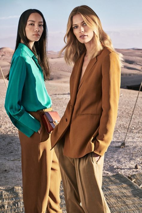 An image from Massimo Dutti's spring-summer 2017 advertising campaign Fei Fei Sun, Edita Vilkeviciute, Visual Merchandiser, Fashion Model Poses, Desert Fashion, Campaign Fashion, Fashion Photography Poses, Fashion Photography Inspiration, Photoshoot Concept