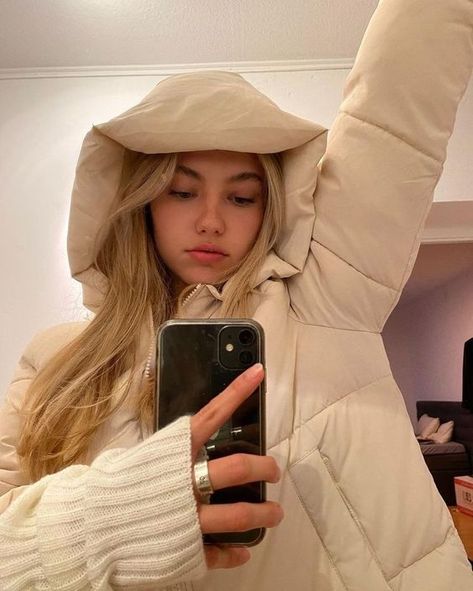 HOW TO ACHIEVE THE "VANILLA GIRL AESTHETIC" - TIKTOK TREND - vanilla girl aesthetic, clean girl aesthetic, wellness, health, beige aesthetic, winter, neutrals, vanilla girl outfits Stile Blair Waldorf, Adrette Outfits, Fest Outfits, Chloe Walsh, Vanilla Girl, Jacket Outfit, Beige Aesthetic, Thanksgiving Outfit, Christmas Girl