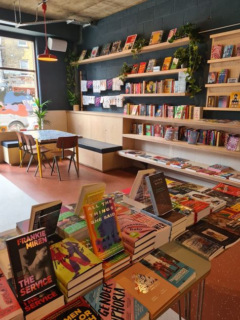 Bookshop Cafe Interior Design, Bookshop Ideas Design, Bookshop Interior Design, Independent Bookstore Design, Bookshop Cafe Design, Bookstore Setup, Small Bookstore Cafe, Bookstore Cafe Design, Bookstore Design Interior