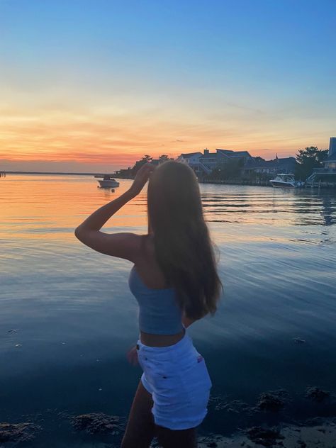 girl posing in front of pretty sunset wearing blue crop top and white shorts, aesthetic instagram photo inspo Maya Core, Summer Instagram Pictures, Sunset Hills, Aesthetic Ocean, Insta Poses, Colorful Sunset, Pose Inspiration, Pics Ideas, Aesthetic Sunset