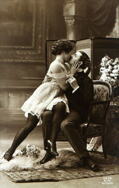 Home Decor Ideas Kitchen, Gothic Photography, Old Fashioned Love, Victorian Couple, Victorian Romance, Vintage Kiss, Cool Pics, Home Decor Painting, Home Decor Aesthetic