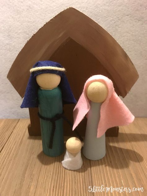 A kid friendly DIY wooden nativity made from a peg doll set available through Oriental Trading Company. Decorated with paints and felt. Wooden Peg Nativity Diy, Nativity Peg Dolls Diy, Diy Wooden Nativity, Peg Nativity, Peg Doll Nativity, Nativity Peg Doll, Nativity Ideas, Nativity Stable, Wooden Nativity