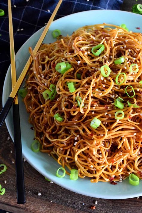 A quick and easy Asian noodle side dish, Garlic Sesame Lo Mein is loaded with classic garlic and ginger flavour, as well as nutty toasted sesame seeds. Make it as spicy or as mild as you want with dried red chilies! Lo Mein Side Dish, Recipes With Lo Mein Noodles, Chinese Dry Noodle Recipe, Asian Noodle Side Dish, Easy Asian Side Dishes, Noodle Dishes Easy, Healthy Asian Noodles, Noodle Side Dish Recipes, Easy Asian Noodle Recipes