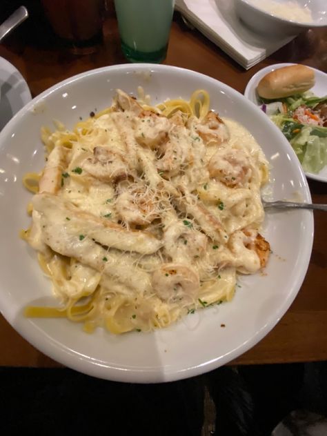 Olive Garden Food Pictures, Garden Date Aesthetic, Olive Garden Date, Olive Garden Aesthetic, Garden Date Night, Alfredo Aesthetic, Chicken And Shrimp Alfredo, Garden Date, Olive Garden Chicken