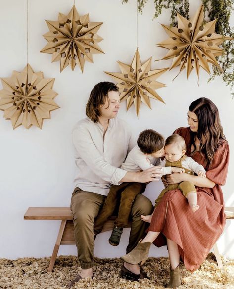 Christmas Family Session Studio, Minimalist Holiday Photoshoot, Modern Christmas Mini Session, Mini Session Ideas Christmas, Modern Holiday Photo Shoot, Indoor Boho Christmas Photoshoot, Minimalist Christmas Backdrop, Holiday Photoshoot Backdrop, Modern Christmas Photo Backdrop