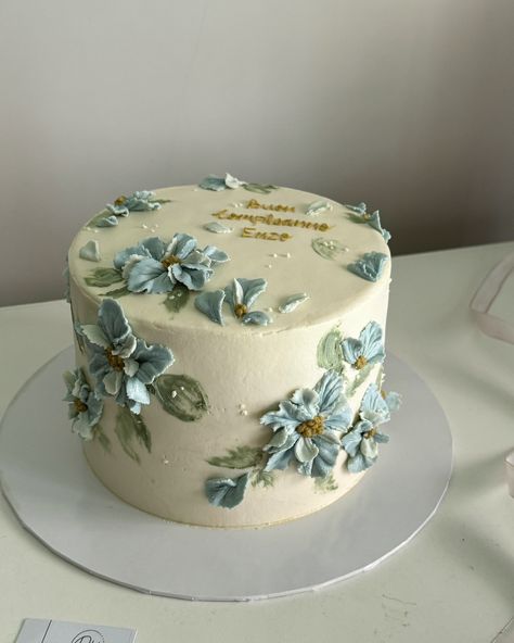 Blue flowers charm on display 🩵🍃 #cakestagram #cakesoffacebook #aesthetic #floralcake #blue #cakeart #fyp #explorepage #spreadlove Dusty Blue Boho Wedding Cake, Baby In Bloom Cake Boy, Baby Blue Cake Birthday, Blue Birthday Party Aesthetic, Blue Cake Aesthetic, Blue Floral Cake, Baby Shower Cake Boy, Blue Sweet Sixteen, Hydrangea Cake