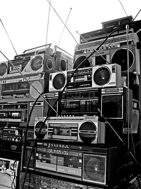 I’m a broken stereo. Jamel Shabazz, Arte Hip Hop, Mode Retro, Real Hip Hop, Hip Hop Culture, Black And White Aesthetic, Vintage Electronics, White Photo, White Aesthetic