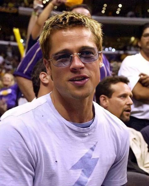 90s Men Short Hair, 90s Male Models Aesthetic, 90s Hairstyles Men Short, Messy Buzzcut, Brad Pitt Oceans 11, Brad Pitt Buzzcut, Brad Pitt Glasses, Brad Pitt Beard, Brad Pitt Hairstyles