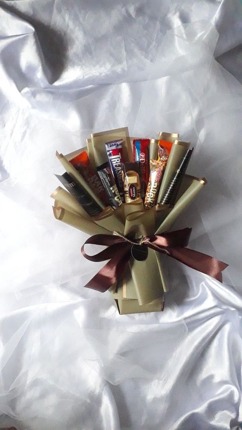 Beef Stick Bouquet, Chocolate Bouquet Aesthetic, Bouquet Ideas For Men, Bucket Jajan, Chocolate Bouquet Ideas Creative, Men Bouquet, Beef Jerky Bouquet, Business Gift Baskets, Easter Marshmallow