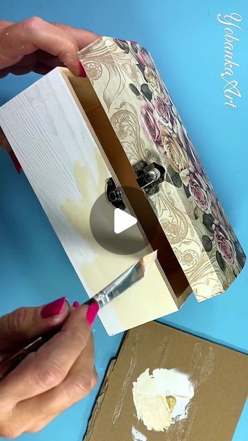 Yobanka Diaz Fernandez on Instagram: "Idea fácil para decorar una caja. Estoy utilizando uno de mis papeles de la nueva colección. Un trabajo fácil de hacer y con un resultado muy fino y elegante. Si queréis todos los detalles explicados paso a paso, lo tenéis en mi canal. Además de la caja le añadí dos cositas más para hacer un precioso conjunto. Reciclando un frasco de mérmelada y otro de yogur. El papel lo podéis utilizar para vuestros proyectos preferidos. Acordaros de etiquetarme para poder verlos !! #yobankaart #manualidades #decoupaged #ideasdeco #diydecor #decor #decoupagepaper @artemontejo" Decoupage Decor, Decoupage Diy, Wooden Coat Rack, Love And, Decoupage Box, Altered Boxes, Custom Decor, Wooden Storage, Diy Wood Projects