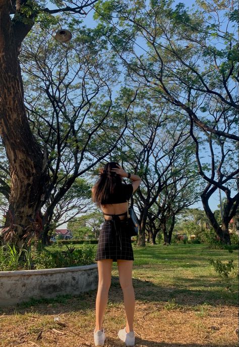 #aesthetic #skirtoutfits #poses #backless #green #grass #nature Backless Photoshoot, Oregon Aesthetic, Indie Girl, Girl Standing, Cute Photography, Selfie Ideas Instagram, Trendy Summer Outfits, Uzzlang Girl, Cute Selfie Ideas