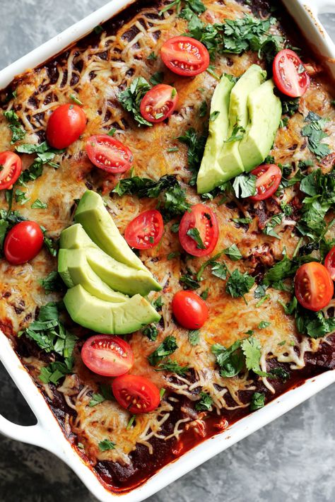 Low carb chicken zucchini enchilada bake with layers upon layers of creamy, flavorful goodness: Refried beans, cheese, chicken, zucchini and a homemade enchilada sauce! #enchilada #zucchini #chickenrecipe #healthydinner #lowcarb #lowcarbrecipes Chicken And Zucchini Recipes, Chicken And Zucchini, Zucchini Chicken, Zucchini Enchiladas, Enchilada Bake, Homemade Enchilada Sauce, Homemade Enchiladas, Ambitious Kitchen, Low Carb Meal Prep