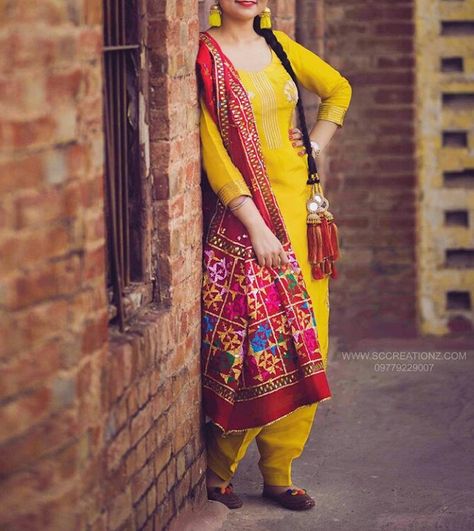 @manidrehar❤ Punjabi Dress Design, Patiyala Dress, Punjabi Suit Boutique, Phulkari Suit, Patiala Suit Designs, Punjabi Fashion, Designer Punjabi Suits, Punjabi Outfits, Indian Designer Suits