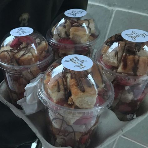 Food For Sale Ideas, Foods To Sell, Churro Cheesecake Bites, Buissnes Ideas, Berry Ideas, Canteen Food, Treat Business, Cakes For Sale, Churro Cheesecake