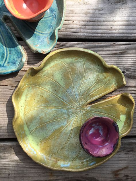 Lily Pad Ceramic Bowl, Air Dry Clay Lily Pad, Lily Pad Pottery, Ceramic Lily Pad, Cute Clay Bowls, Ceramic Flower Bowl, Clay Lily Pad, Clay Plate Ideas, Lily Pad Plate